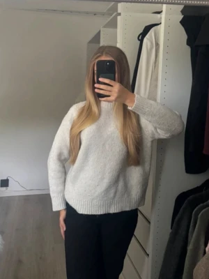 Vit stickad tröja zara - Använd flera gånger så har blivit nopprig. Syns på bild. Är liten i storlek. 