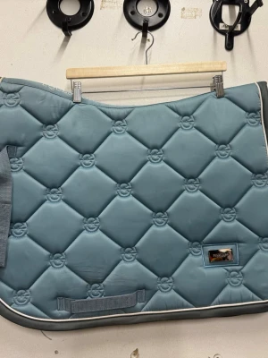 Schabrak från Equestrian Stockholm - Equestrian Stockholm Steel blue hopp, full 