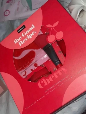 Sence Cherry Face Mask Set - Snyggt ansiktsmask-kit från Sence i röd förpackning med körsbärstema. Innehåller ansiktsserum, ögonmask, ansiktsmask och silikonborste. Perfekt för dig som vill boosta din hudvårdsrutin med fräscha och roliga produkter.