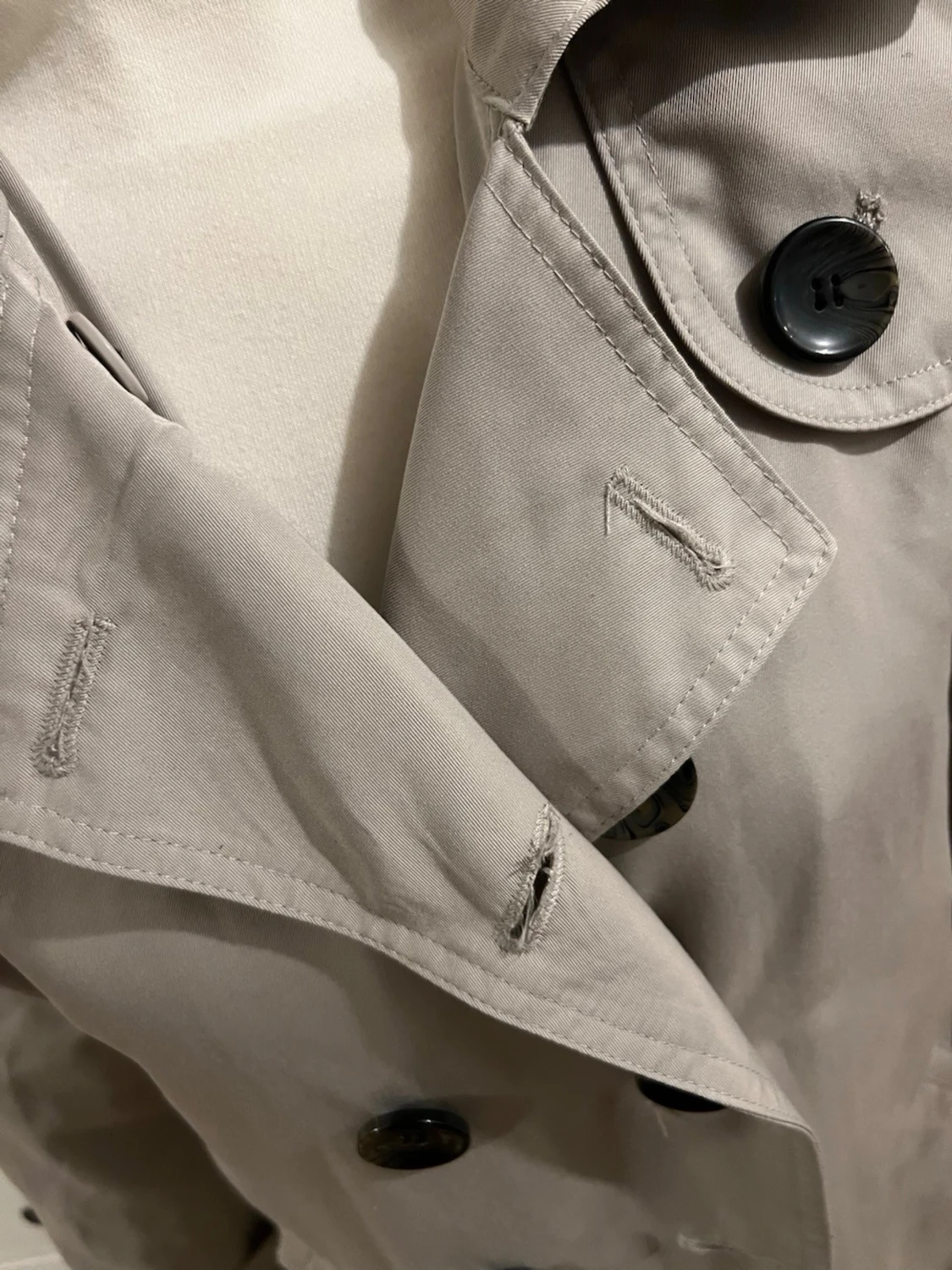 Beige trenchcoat med dubbelknäppning - 1