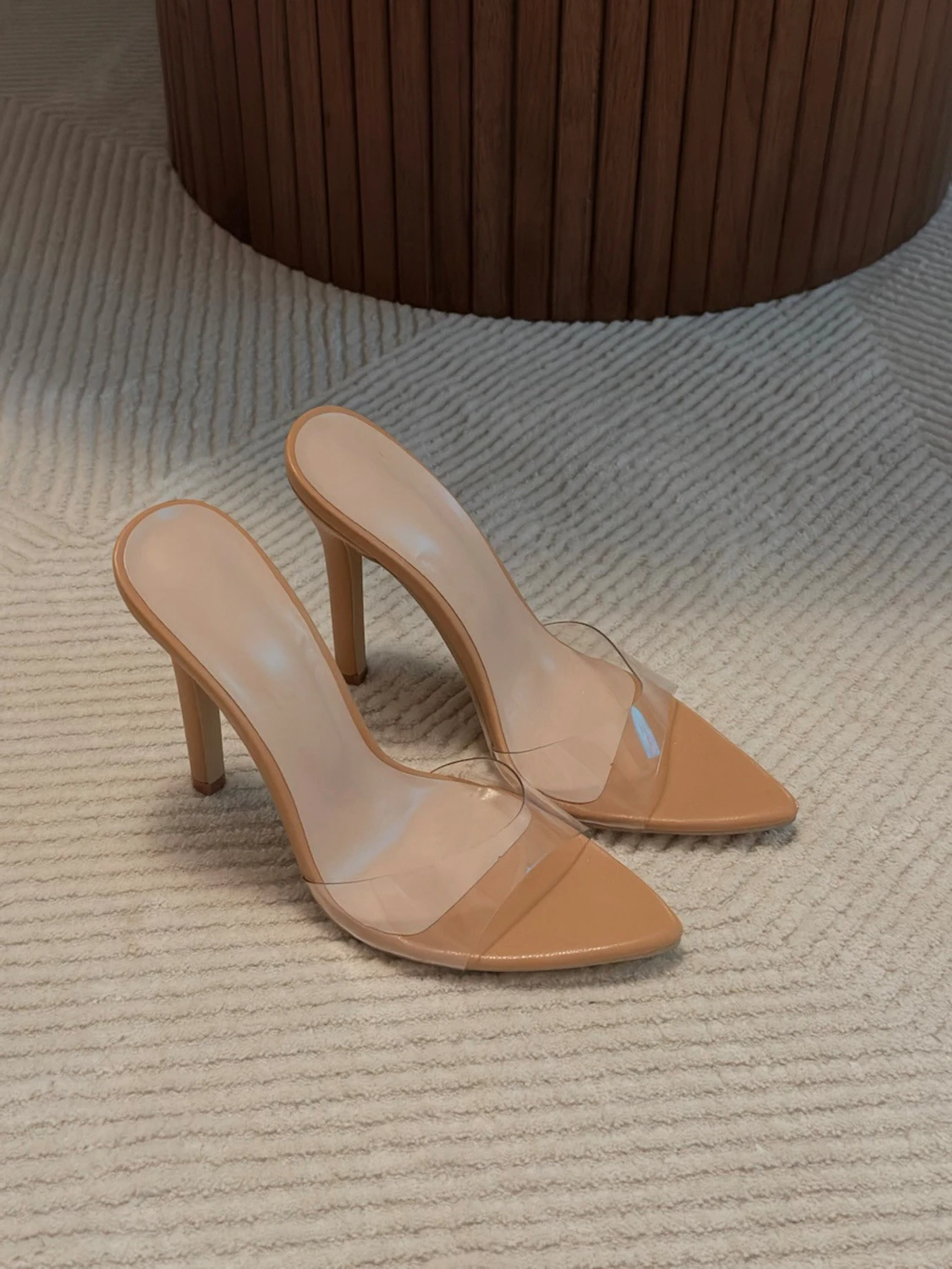 Beige pumps med transparent rem