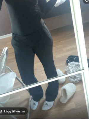 Svarta kostymbyxor med raka ben - Säljer ett par svarta kostymbyxor med raka ben och hög midja. Byxorna har diskreta sidofickor och stängs med dragkedja och knapp. Perfekta för en clean och stilren look.