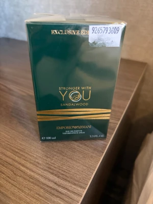 Emporio Armani Stronger With You Sandalwood - Emporio Armani Stronger With You Sandalwood är en exklusiv parfym i en elegant grön och guldig förpackning. Doften är en eau de parfum och flaskan rymmer 100 ml. Perfekt för dig som gillar lyxiga och unika dofter med inslag av sandelträ.