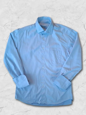 Skjorta från Stenströms - Vi säljer en riktigt snygg ljusblå Stenströms skjorta i storlek 42, fitted body. Modellen är 183 cm och passar de som är lite längre. Skjortan är i mycket bra skick utan några synliga defekter. Om du har fler frågor om skjortan skriv gärna!😁 Priset kan diskuteras vid snabb affär👍