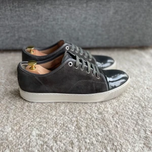 Lanvin skor - Hej! Säljer nu dessa Lanvin skor. Mycket fräscha. Skorna är i bra skick. Notera att under sulan inte är tvättad. Köpebevis finns och kan skickas vid köp. Garanterad äkthet! Storlek 11 vilket motsvarar 45-46 i europeisk storlek. Hör av er vid frågor eller funderingar! 