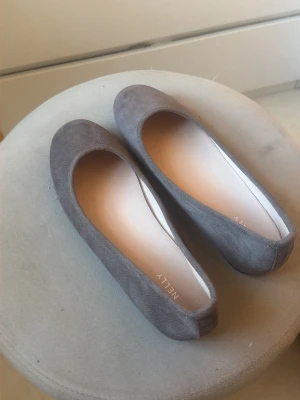 Ballerina skor - Bruna mockaimmiterade ballerina från Nelly. Endast testade från Nelly by Nelly. Köpt för 299kr