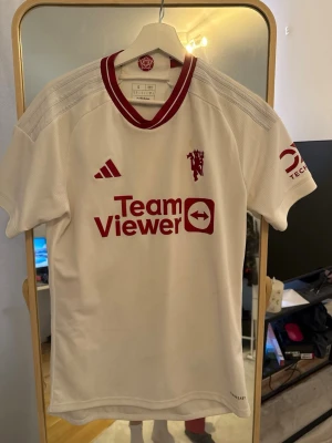 Manchester United vit matchtröja - Tvär snygg vit Manchester United third kit 2023. Väldigt Snålt använd inga defekter. Nypris 1200kr storlek S