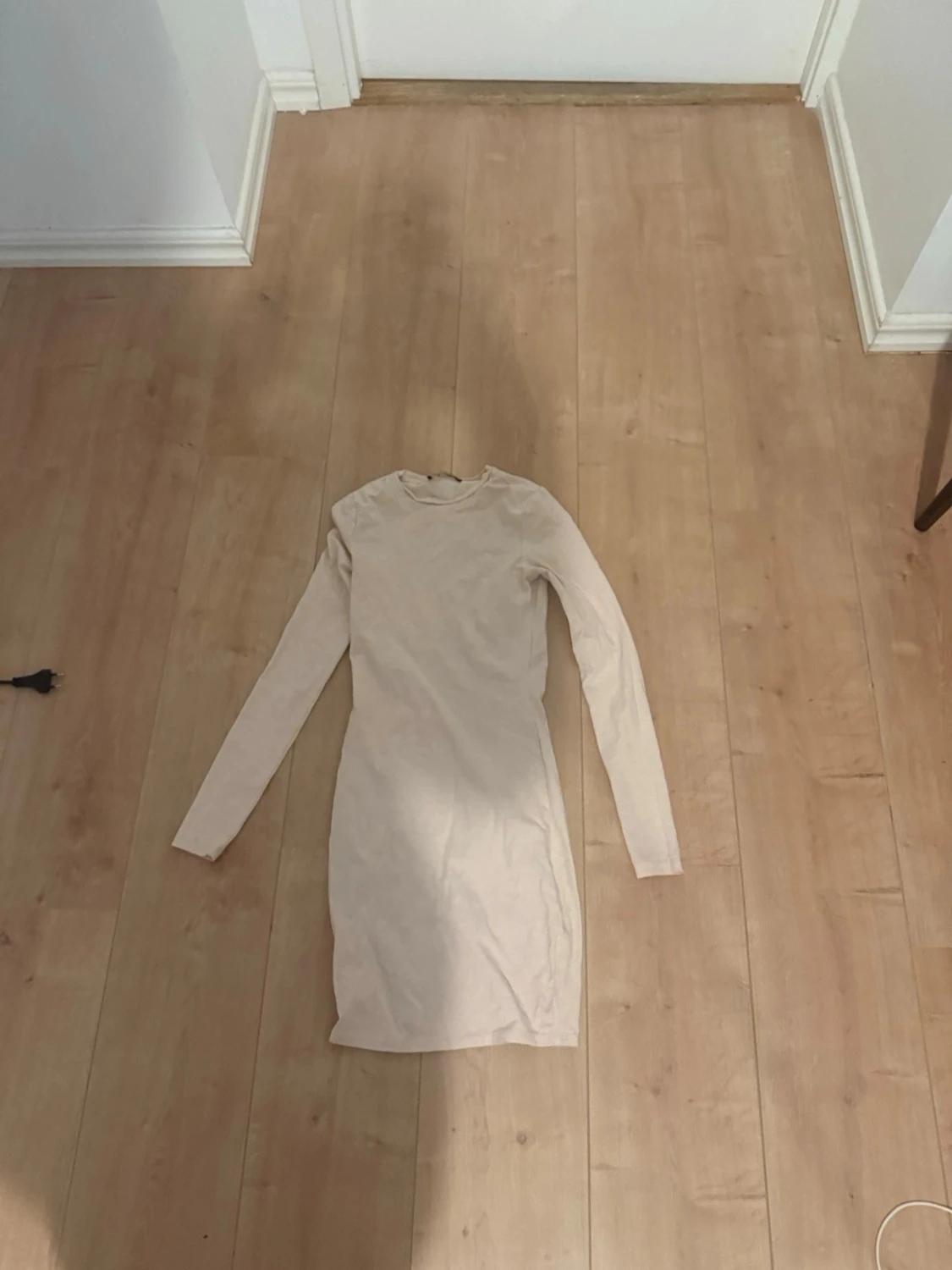 Beige långärmad kortklänning - 1
