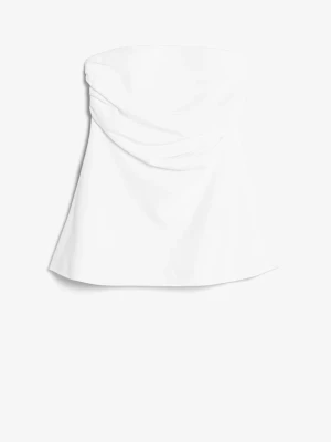 Vit axelbandslös tubtopp - Snygg vit tubtopp med draperad detalj framtill. Toppen är axelbandslös och har en stilren, enkel design som passar perfekt till både jeans och kjol. Materialet känns mjukt och följsamt mot huden.