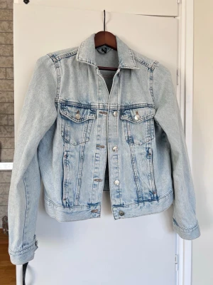 Y2K blå jeansjacka vintage vibe, stl S - En ljusblå jeansjacka med Y2K-vibe. Fickor i sidorna, normal i storlek och passar perfekt till jeans eller kjol nu till våren och sommaren!! Mycket bra skick! Finns fler bilder 🌸