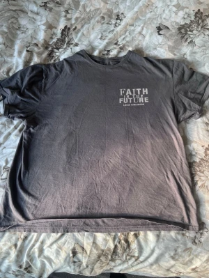 Byter en Faith In The Future tour t-shirt mot en mindre storlek - Byter en  Louis Tomlinson Faith In The Future World Tour 2023 mot en mindre storlek