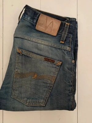 Nudie selvedge - Säljer nu mina Nudie selvedge jeans som fortfarande har att ge | De är storlek 28/32 men upplagda så är ca 100cm långa| Litet hål i vänstra knät | skriv vid frågor eller funderingar!