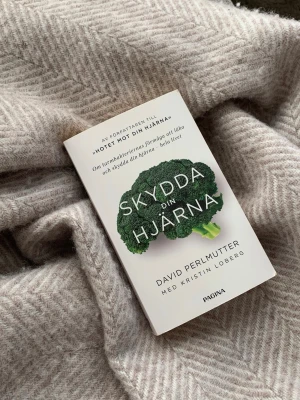 Pocket, Skydda din hjärna av Perlmutter - Boken 'Skydda din hjärna' av David Perlmutter med Kristin Loberg handlar om hur tarmbakteriernas förmåga kan påverka och skydda hjärnan. Perfekt som sommarläsning på semester för dig som uppskattar vetenskap kopplat till hälsan. 