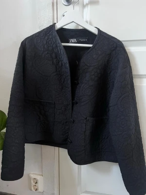 Svart quiltad jacka från Zara - Jätte fin jacka/ kavaj. Passar jätte bra nu till hösten🌸🌸 
