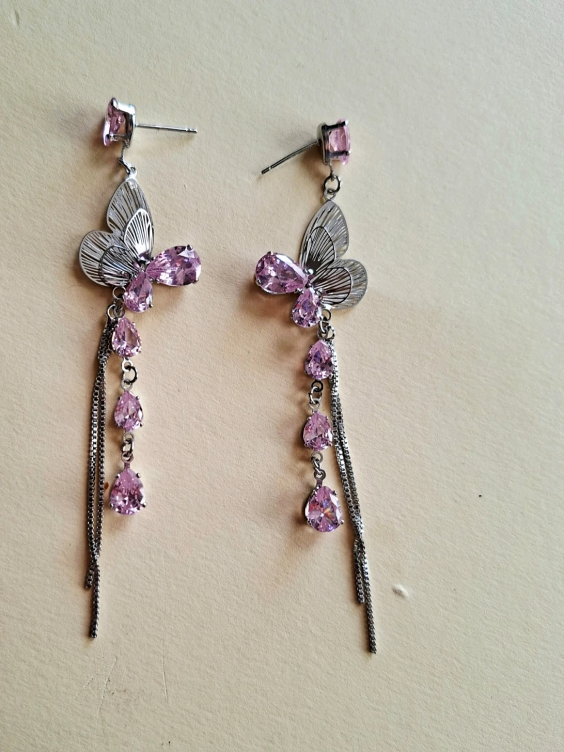 Silvriga örhängen med fjärilar och lila stenar