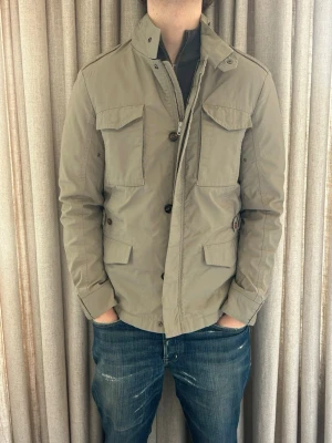 Allegri field jacket beige - M/L - Fint skick, inga defekter. Modellen på bilden är ca 180 cm. Om du undrar över något tveka då inte på att höra av dig!