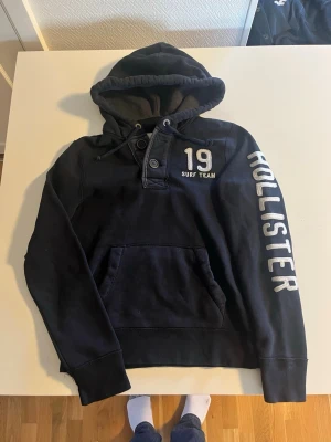 Hollister surf California hoodie  - Riktigt snygg och eftertraktad Hollister surf hoodie i fint skick inga fel. Storlek S men har även en till i M skriv för köp av den. Pris endast 580 !! Var snabb 💨 skriv vid frågor och prisförslag har även mycket mer liknande min profil 😁