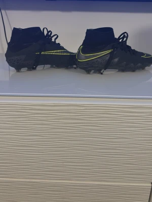  Nike fotbollsskor - Säljer ett par svarta Nike. Med AG dobbar. Tveka inte med å höra av er vid frågor/bilder!😊