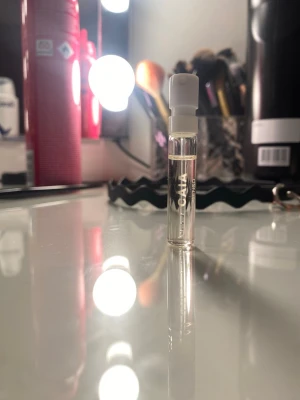 Givenchy L'Interdit, miu miu, caia parfym - Givenchy L'Interdit Parfum i en smidig miniflaska. Flaskan är svart med guldfärgad text och har en elegant, cylinderformad design. Perfekt att ha med i väskan för en lyxig doft när som helst. Även en Miu Miu parfym och en Caia parfym. Alla tre för priset som står!! I den svarta är det ungefär lika mycket som Caia parfymen.