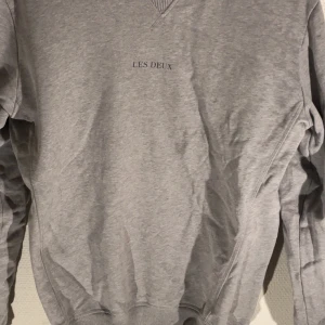 Grå sweatshirt från Les Deux - Den är clean🧼🧼🧼