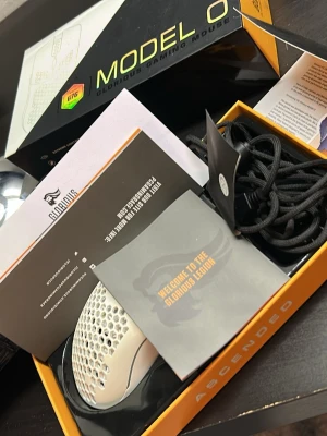 Glorious Model O gamingmus vit - Säljer en Glorious Model O gamingmus i vit färg med honeycomb-design och USB-anslutning. Musen är lätt och har en flexibel svart kabel, perfekt för snabba rörelser och gaming. Levereras i originalförpackning med tillhörande dokumentation. Lådan har lite repor. Vid mer fråger är det bara att skicka!
