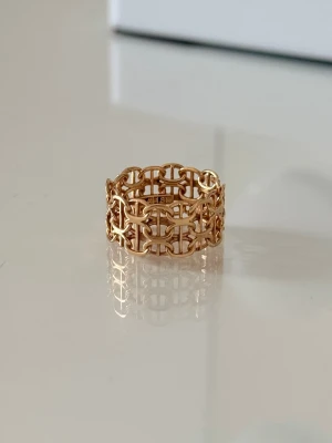 X länk - Säljer min x länk ring, endast haft den i ett år så den är i fint skick. 18 karat äkta guld, stl 16,5/17. Den väger 5 gram.