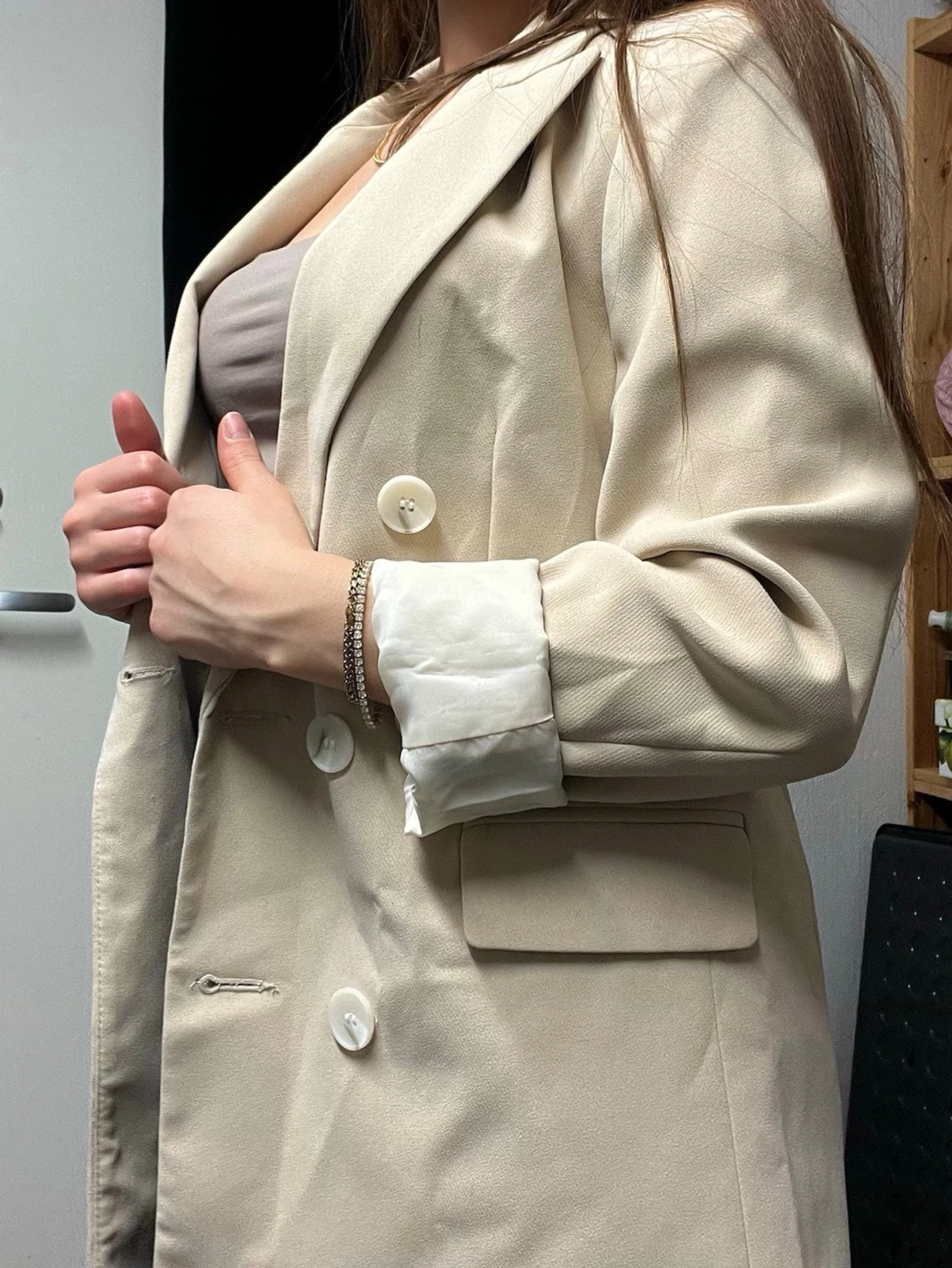 Beige oversized kavaj med stora knappar