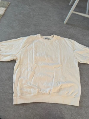 Zara Heavy T-shirt/Sweatshirt, storlek M - Heavy T-shirt eller kortärmad sweatshirt ifrån Zara. Använd en gång så mycket fint skick. Storlek M, boxig passform som passar både män och kvinnor (unisex). Snygg offwhite färg. Djur och rökfritt hem.