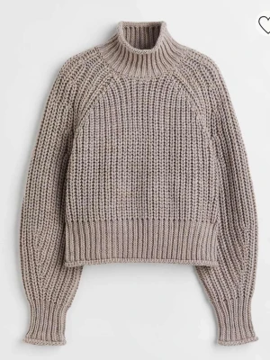 Grå/Beige stickad tröja med polokrage - Säljer en chunky beige stickad tröja med hög polokrage och breda ribbade muddar. 