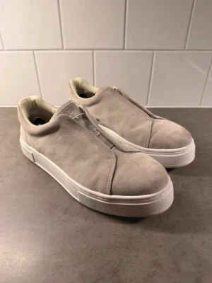 Eytys sneakers  - Säljer nu mina knappt använda Eytys sneakers. Skorna är i väldigt bra skick, använda ett fåtal gånger bara 