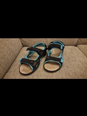 Remsandaler - De är använda men definitivt inte utslitna. Det har blivit skav på remmarna, missfärgningar/smuts på sulorna (de har blivit körda i maskinen men ingen noggrann rengöring). Stl 36