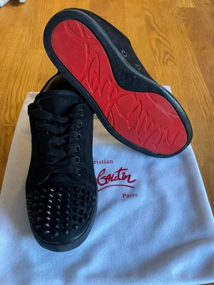Svarta Christian Louboutin sneakers - Säljer mina Christian Louboutin till ett bra pris 🤩