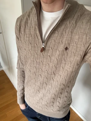 Morris Kabelstickad Halvzip merinoull  - Beige Morris Kabelstickad Halvzip i 100% merinoull | Mycket bra skick, knappt använd | Storlek M | Ställ gärna frågor 🫱🏻‍🫲🏼