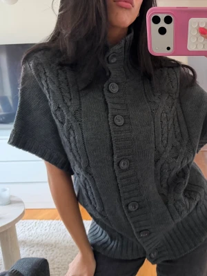 Stickad trekvartströja med halvpolo - Super snygg tröja!! Som referens brukar jag ha S i tröjor