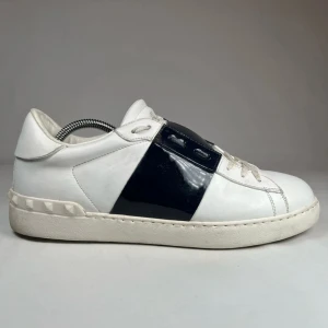 Valentino opens - Otroligt snygga Valentino opens med svart/mörkblå glansig rand🔥Passar riktigt bra nu inför hösten.Storlek 43,  passar även 44🙌(obs! Inte samma skick som bilderna)