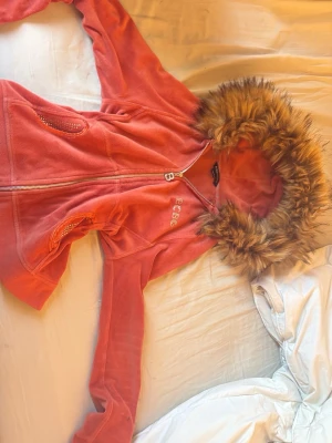 Furr hoodie  - Säljer en furr hoodie i färgen rosa med fina detaljer skriv om du har frågor eller vill diskutera pris!