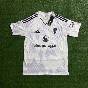 Manchester united Tröja - Säljer denna riktigt snygga tröjan till ett riktigt bra pris skriv till om ni är intresserad!