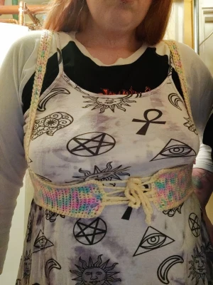 Pastellfärgad virkad harness hippie boho  - Virkat harness med knytning framtill och axelband. 60-80cm ungefär på midjemått Akrylgarn