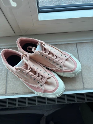 Vår skor - Säljer dessa super snygga skorna från Pepe Jeans pågrund av att de tyvärr är för stora. Skorna är använda typ 2 gånger, super sköna och bekväma. Kan gå ner i pris vid snabb affär