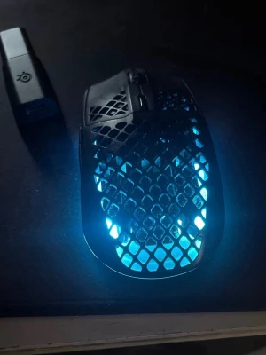 Gaming mus - SteelSeries Aerox 3 Wireless - Hej,  Säljer min gamla gaming mus för 289 kr (originalpriset ca 1149 kr), detta för att jag har slutat spela videospel.   Musen (SteelSeries Aerox 3 Wireless) är extremt lättviktigt vilket hjälper otroligt mycket för intensiva spel, som till exempel Fortnite eller CS.  Självklart trådlös, funkar med bluetooth eller koppling adapter på USB C och USB A (självklart ingår adaptern) Original förpackning medföljer ej (bort tappat)  Kontakta gärna vid funderingar👍