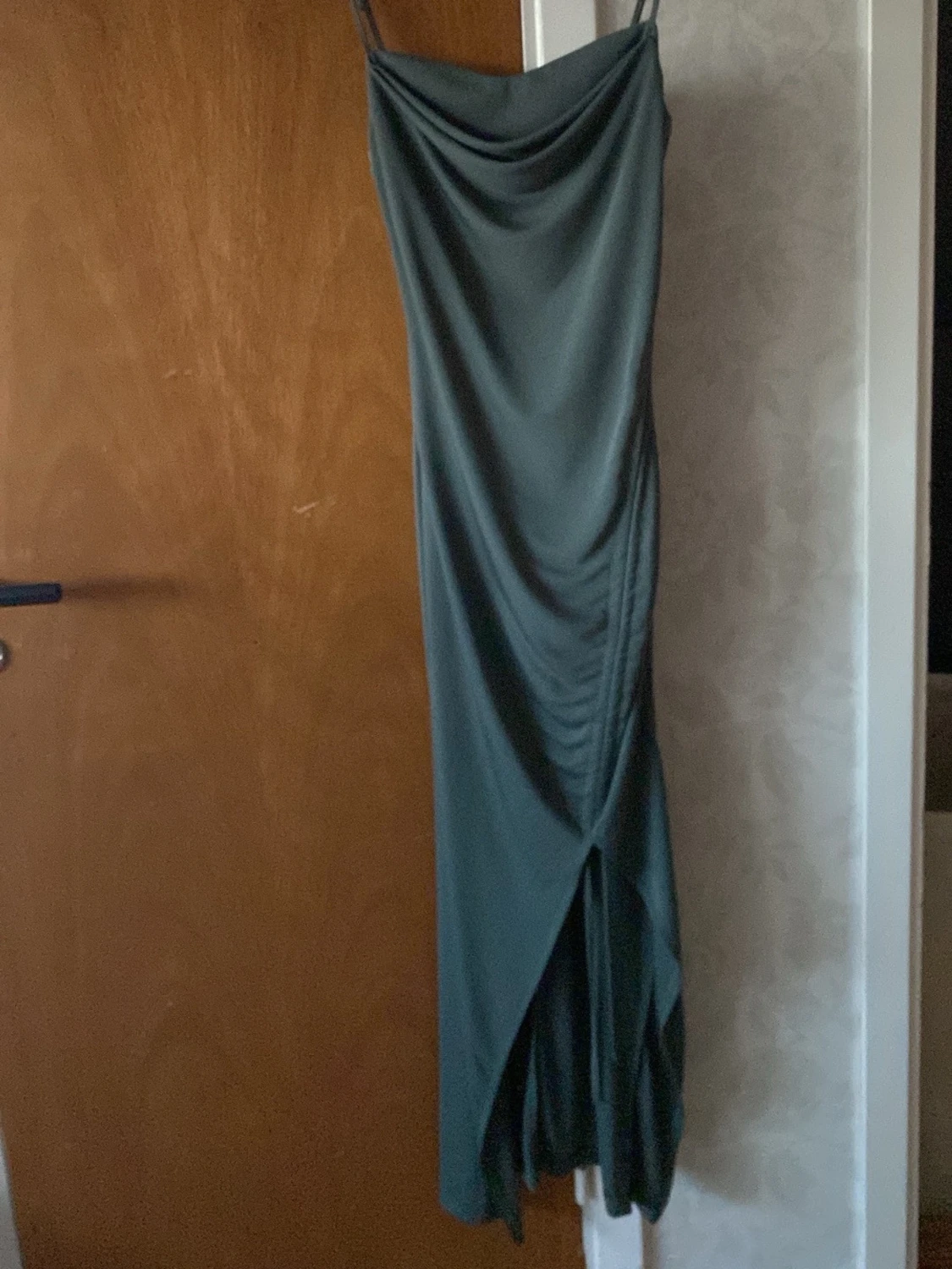 Mörkgrön långklänning med slits