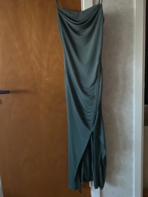 Mörkgrön långklänning med slits - Aldrig använd. 