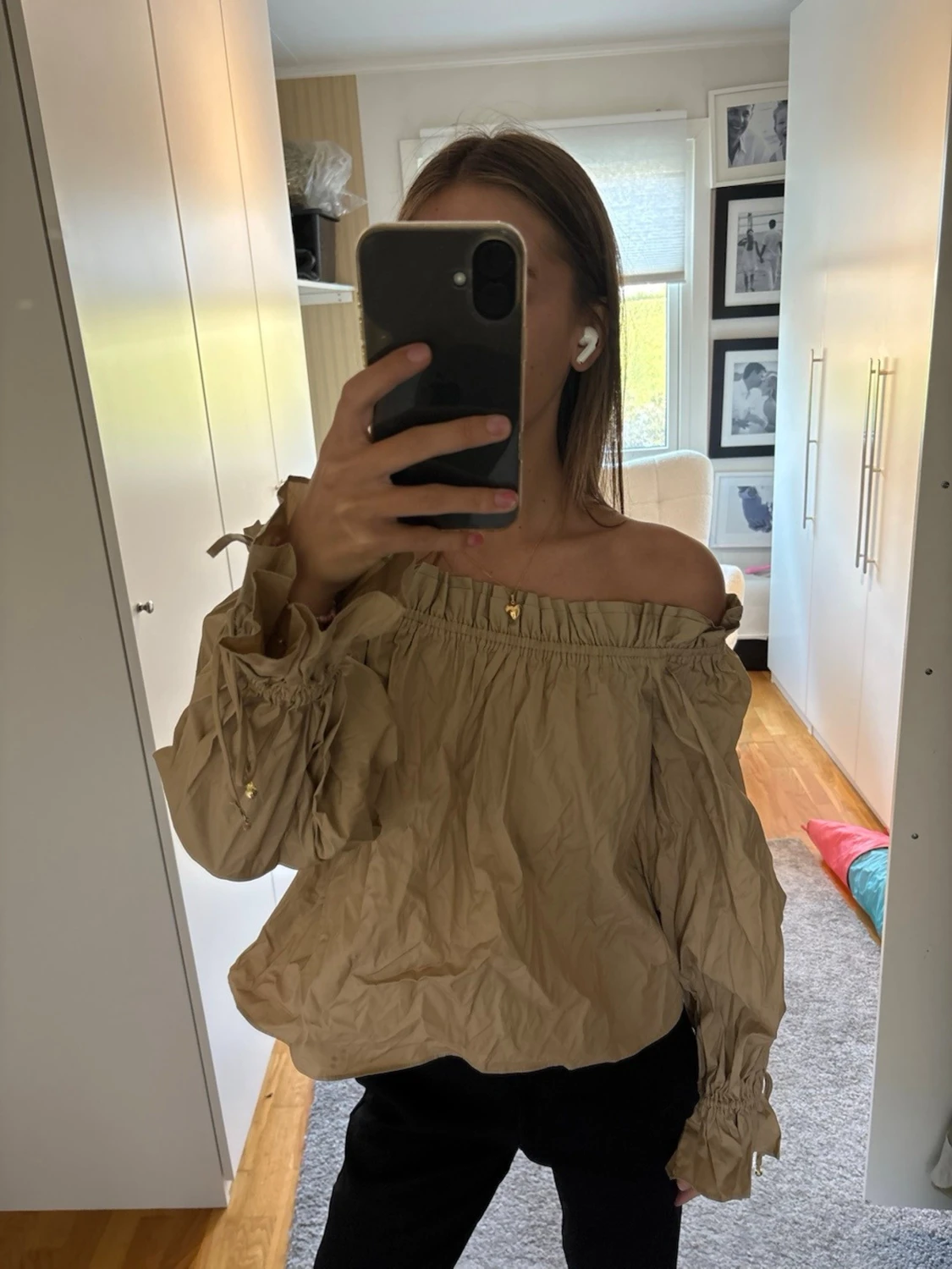Beige offshoulder blus med volang