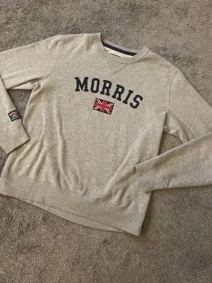Grå sweatshirt från Morris - Grå och skit fet tröja ifrån Morris. Tröjan är i riktigt gott skick och storlek L. Den sitter mycket fint mot kroppen och är en riktig hit 