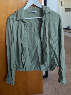 Grön skjorta från Zara - Storlek M. Liten i storleken. 