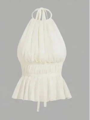 Vit halterneck linnetopp - Säljer en snygg vit halterneck linnetopp med knyt i nacken och volang nedtill. Helt ny men tyvärr förliten, storlek xs säljer för 130kr 