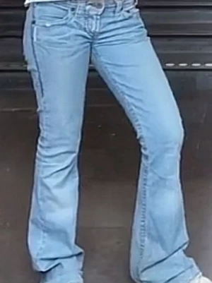 Ljusblå bootcut jeans med låg midja - Så snygga ljusblå bootcut jeans med låg midja! Säljer då de tyvärr börjat bli lite små💞