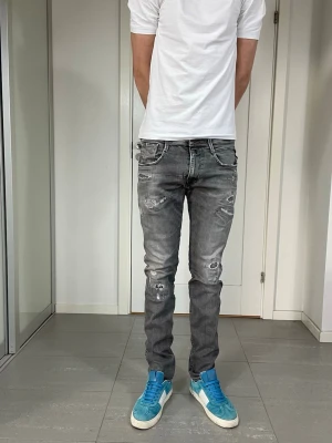 Replay Anbass Jeans  - Säljer nu dessa Replay Anbass jeans med snygga slitningar i populär design som är i fint skick förutom mindre defekt, W34 o L34, skriv för fler bilder/frågor🙌🏼 