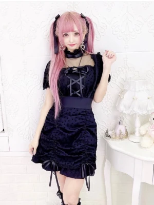 Ma*rs svart kort kjol med snörning, Jirai Kei svart kjol, hängselkjol  - Supersöt svart kort kjol med hjärtmönster och snörningsdetaljer framtill från den japanska märken Ma*rs. Markerad midja och rosetter längst ner. Perfekt för dig som gillar en unik och lekfull stil. *Jag har inte haft möjlighet att använda den.