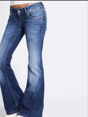 Blå bootcut jeans med utsvängda ben - Lager 157 jeans oanvända storlek S/full length 